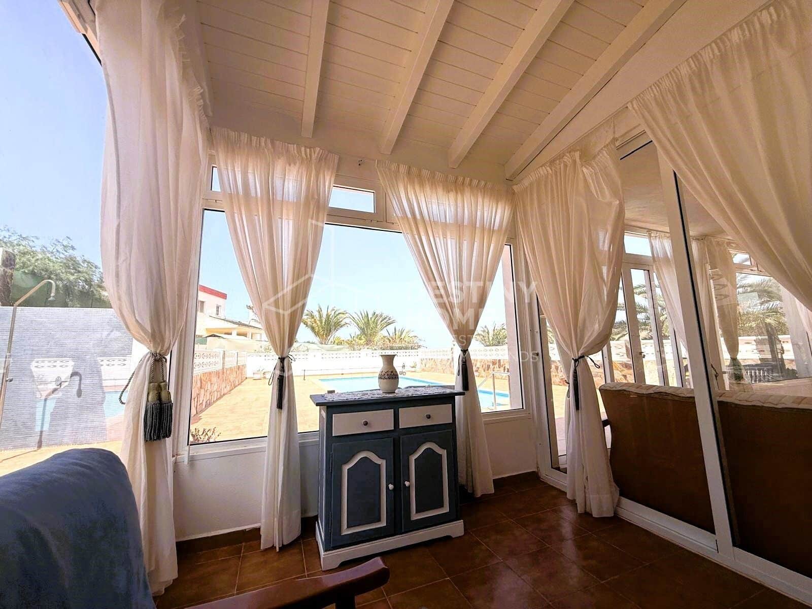 3 soveværelse Villa til salg i La Oliva med swimmingpool garage - € 440.000 (Ref: 9162071)