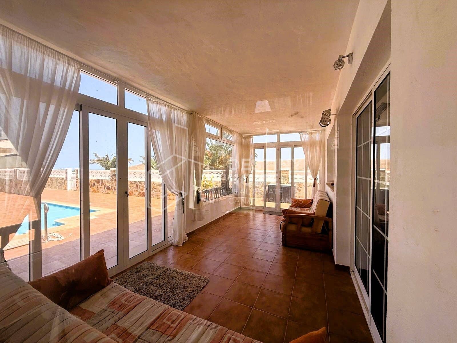 3 soveværelse Villa til salg i La Oliva med swimmingpool garage - € 440.000 (Ref: 9162071)