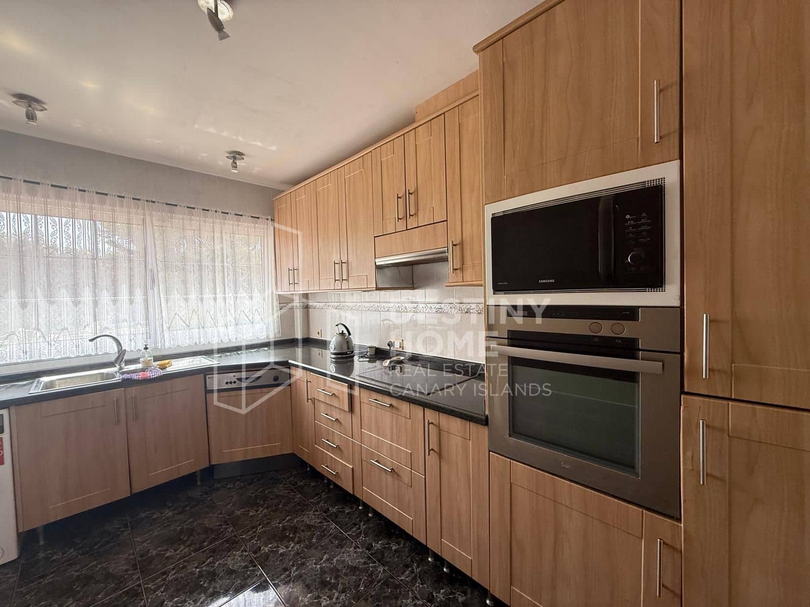 3 soveværelse Villa til salg i La Oliva med swimmingpool garage - € 440.000 (Ref: 9162071)