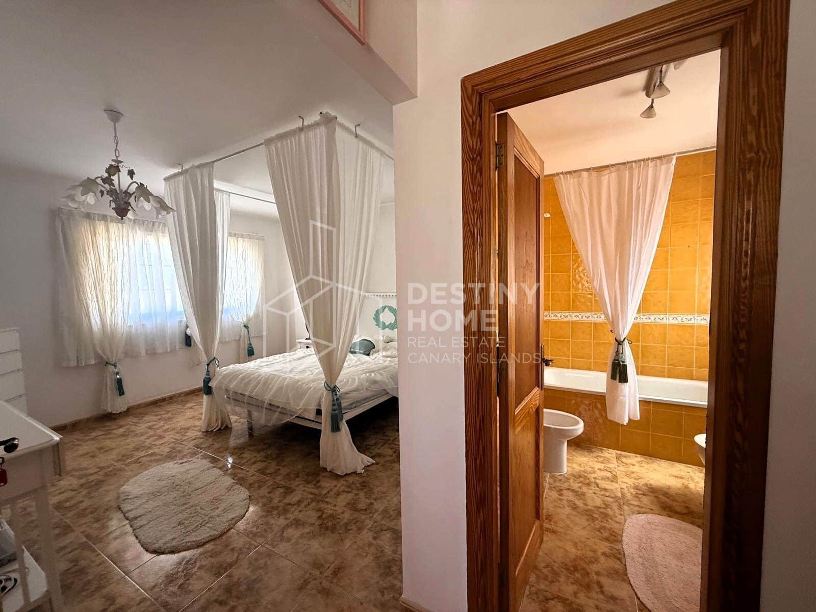 3 soveværelse Villa til salg i La Oliva med swimmingpool garage - € 440.000 (Ref: 9162071)