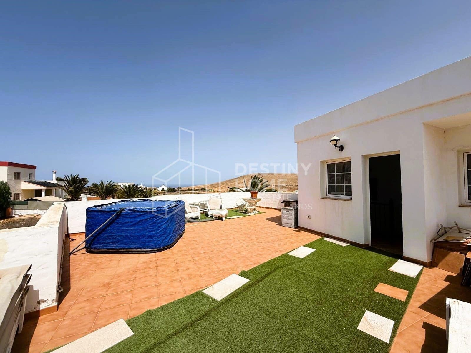 3 soveværelse Villa til salg i La Oliva med swimmingpool garage - € 440.000 (Ref: 9162071)