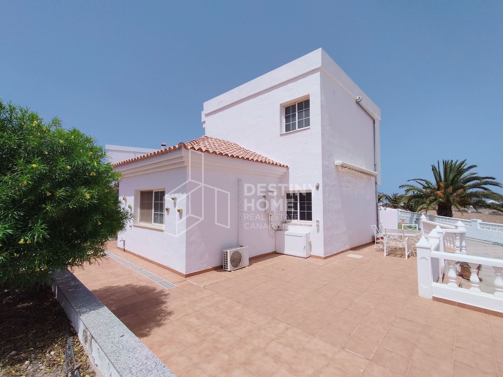 3 soveværelse Villa til salg i La Oliva med swimmingpool garage - € 440.000 (Ref: 9162071)