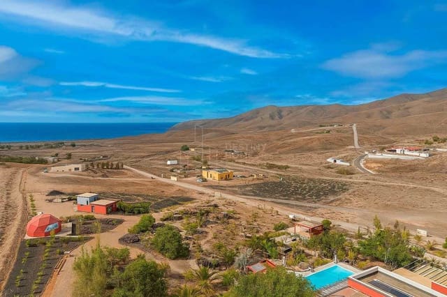 5 bedroom Villa for sale in Tarajalejo, Tuineje with pool garage - € 969,000 (Ref: 9190880)
