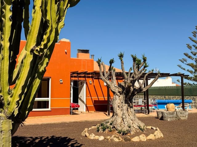 4 chambre Villa/Maison à vendre à Corralejo, La Oliva avec piscine garage - 590 000 € (Ref: 9226264)