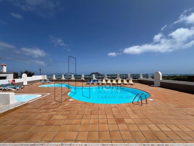 2 quarto Moradia Geminada para venda em Corralejo, La Oliva com piscina - 565 000 € (Ref: 9228301)