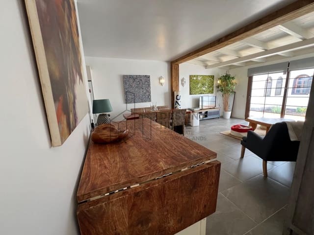 2 quarto Moradia Geminada para venda em Corralejo, La Oliva com piscina - 565 000 € (Ref: 9228301)