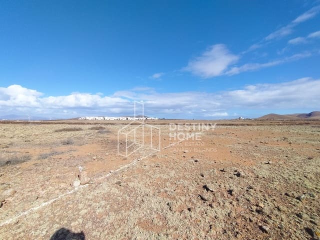 Grunde uden byggetilladelser til salg i Villaverde, La Oliva - € 250.000 (Ref: 9406421)