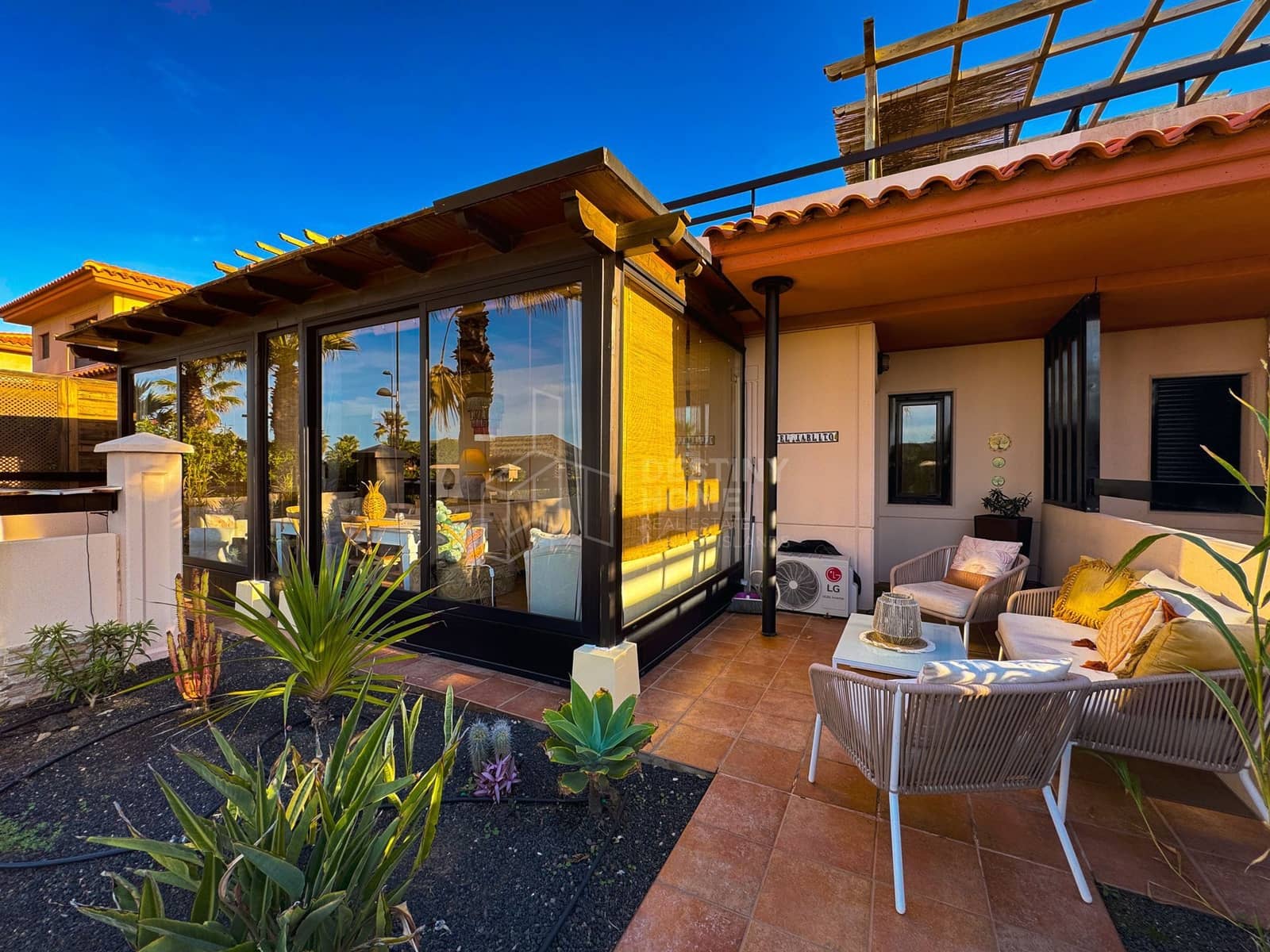 2 bedroom Semi-detached Villa for sale in Lajares with pool garage - € 369,000 (Ref: 9496937)