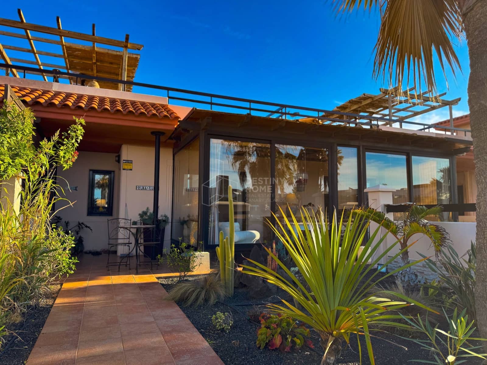 2 bedroom Semi-detached Villa for sale in Lajares with pool garage - € 369,000 (Ref: 9496937)