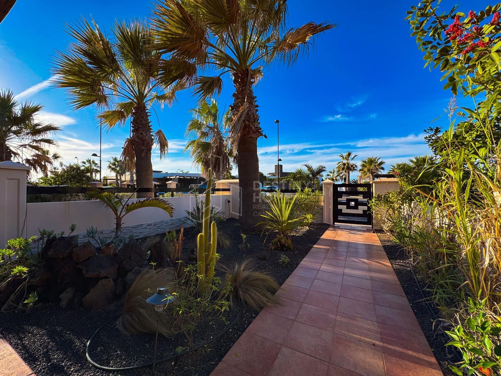 2 bedroom Semi-detached Villa for sale in Lajares with pool garage - € 369,000 (Ref: 9496937)