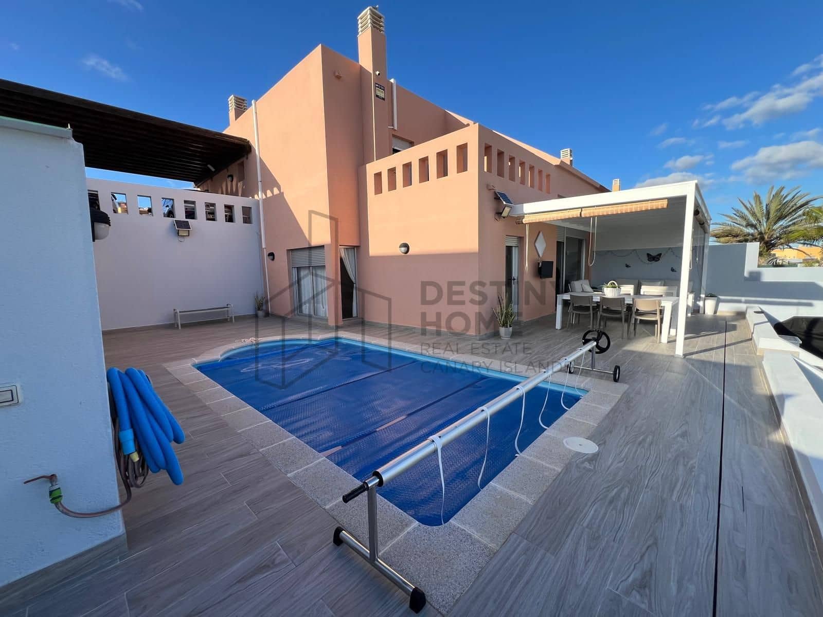 3 sypialnia Dom blizniak na sprzedaż w Caleta de Fuste z basenem garażem - 525 000 € (Ref: 9530103)