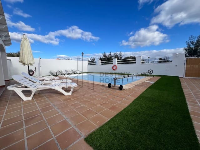 4 makuuhuone Huvila myytävänä paikassa Caleta de Fuste, Antigua mukana uima-altaan 
autotalli - 595 000 € (Ref: 9530104)