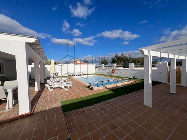 4 makuuhuone Huvila myytävänä paikassa Caleta de Fuste, Antigua mukana uima-altaan 
autotalli - 595 000 € (Ref: 9530104)