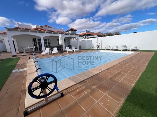 4 makuuhuone Huvila myytävänä paikassa Caleta de Fuste, Antigua mukana uima-altaan 
autotalli - 595 000 € (Ref: 9530104)