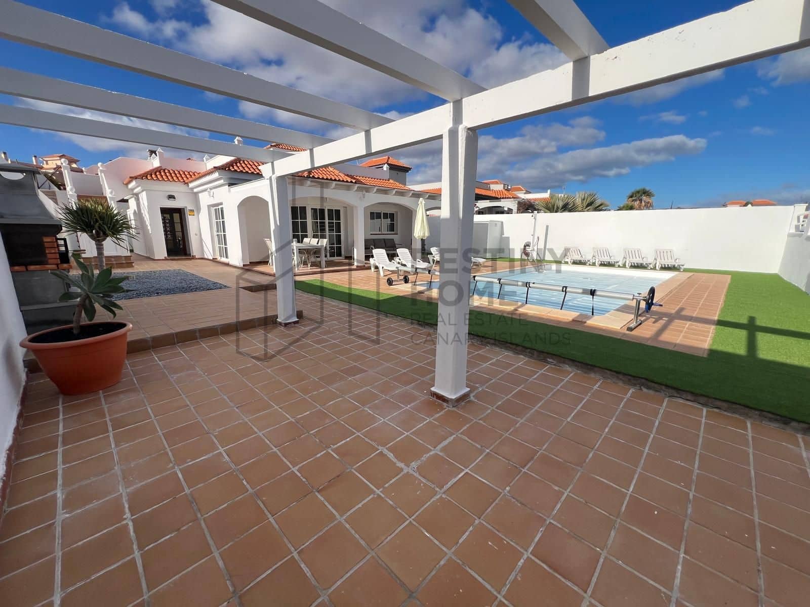 4 makuuhuone Huvila myytävänä paikassa Caleta de Fuste mukana uima-altaan 
autotalli - 595 000 € (Ref: 9530104)