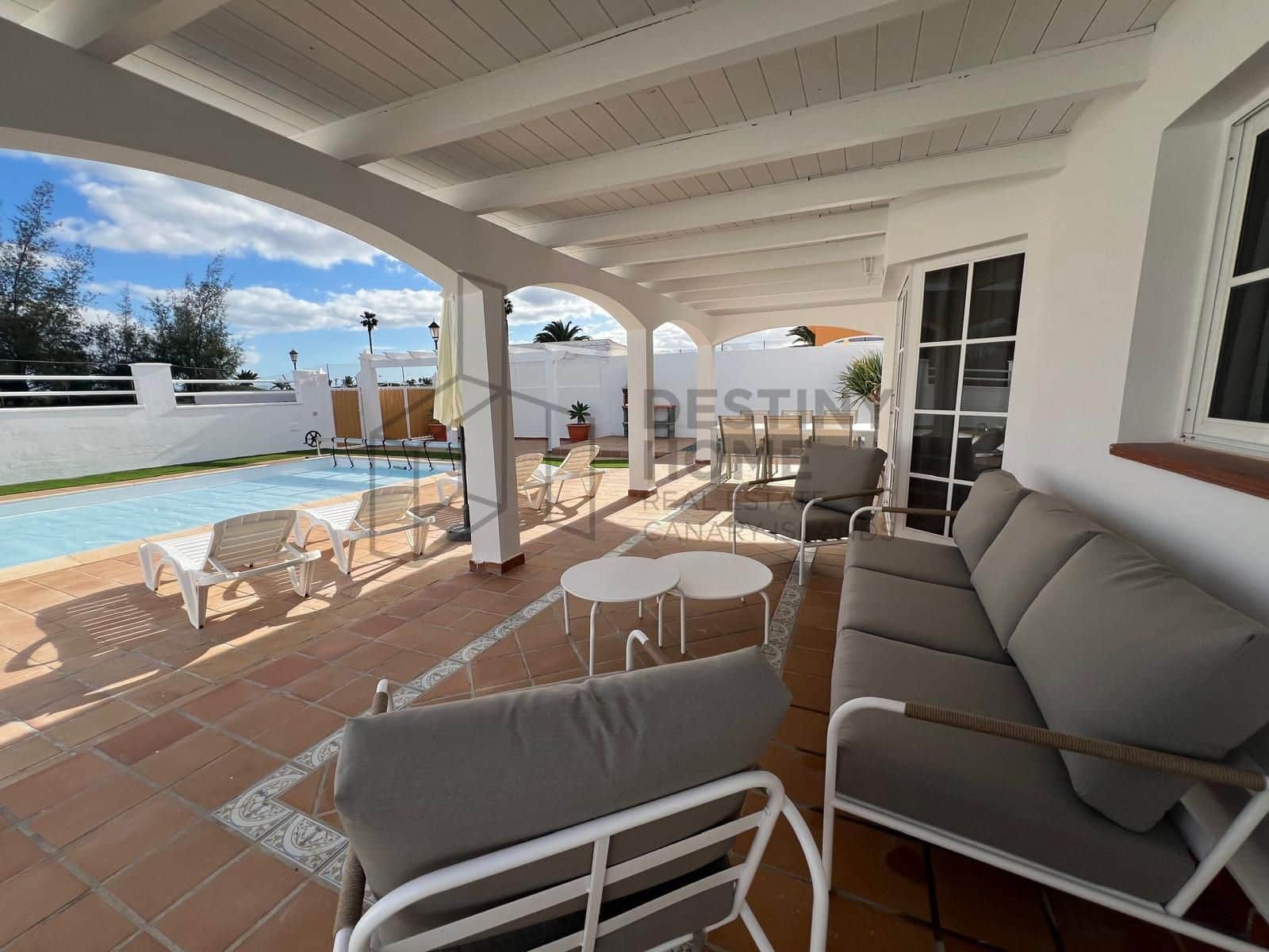 4 makuuhuone Huvila myytävänä paikassa Caleta de Fuste mukana uima-altaan 
autotalli - 595 000 € (Ref: 9530104)