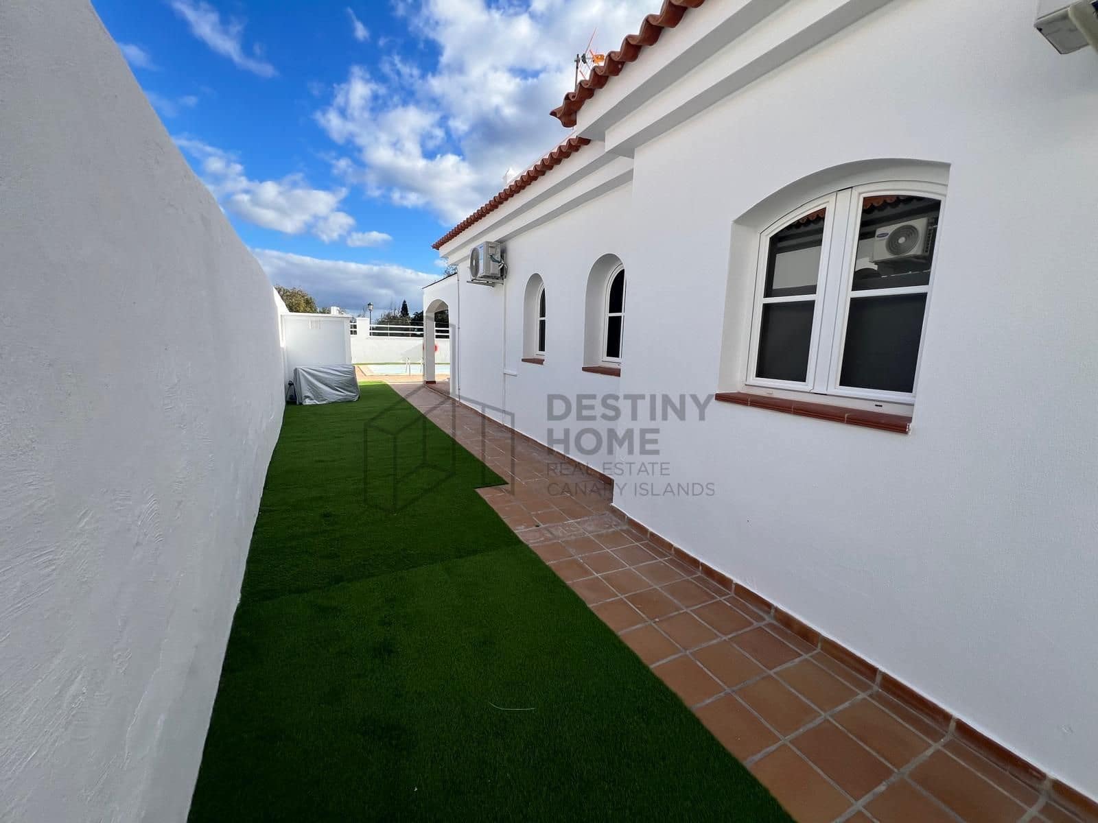 4 makuuhuone Huvila myytävänä paikassa Caleta de Fuste mukana uima-altaan 
autotalli - 595 000 € (Ref: 9530104)