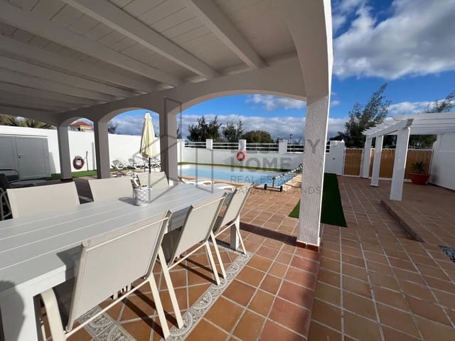 4 makuuhuone Huvila myytävänä paikassa Caleta de Fuste, Antigua mukana uima-altaan 
autotalli - 595 000 € (Ref: 9530104)