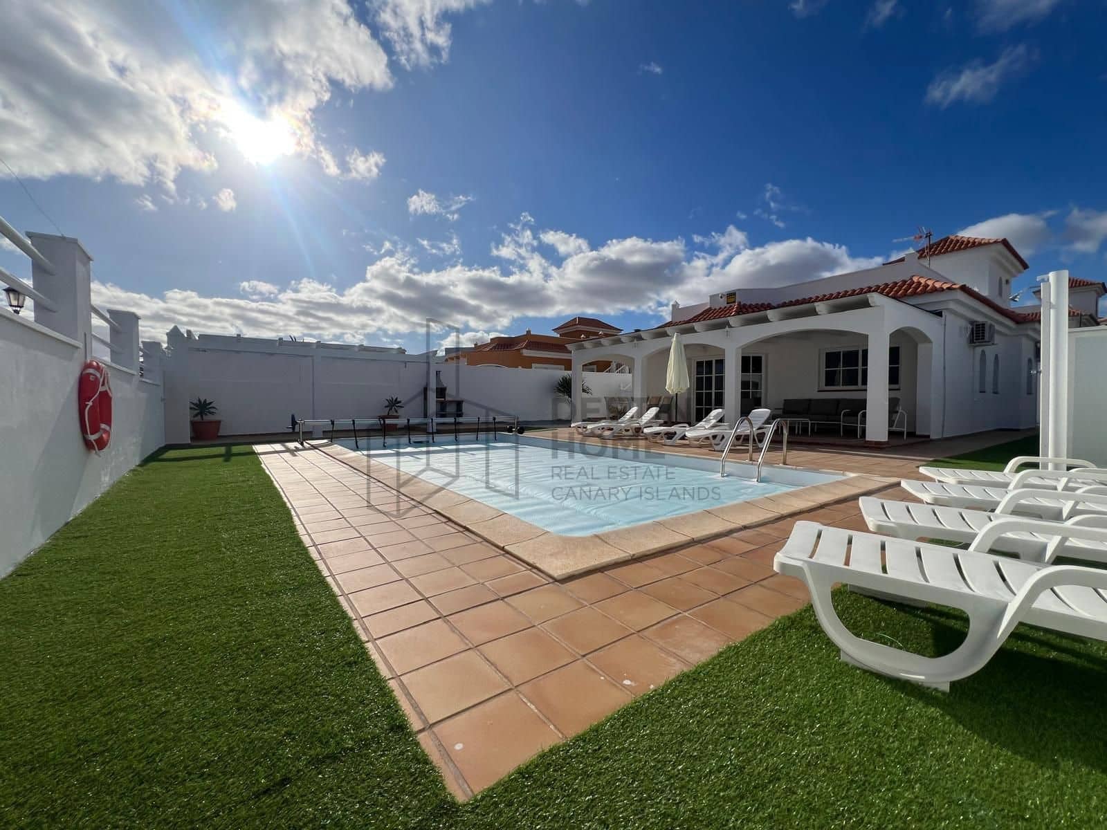 4 makuuhuone Huvila myytävänä paikassa Caleta de Fuste mukana uima-altaan 
autotalli - 595 000 € (Ref: 9530104)