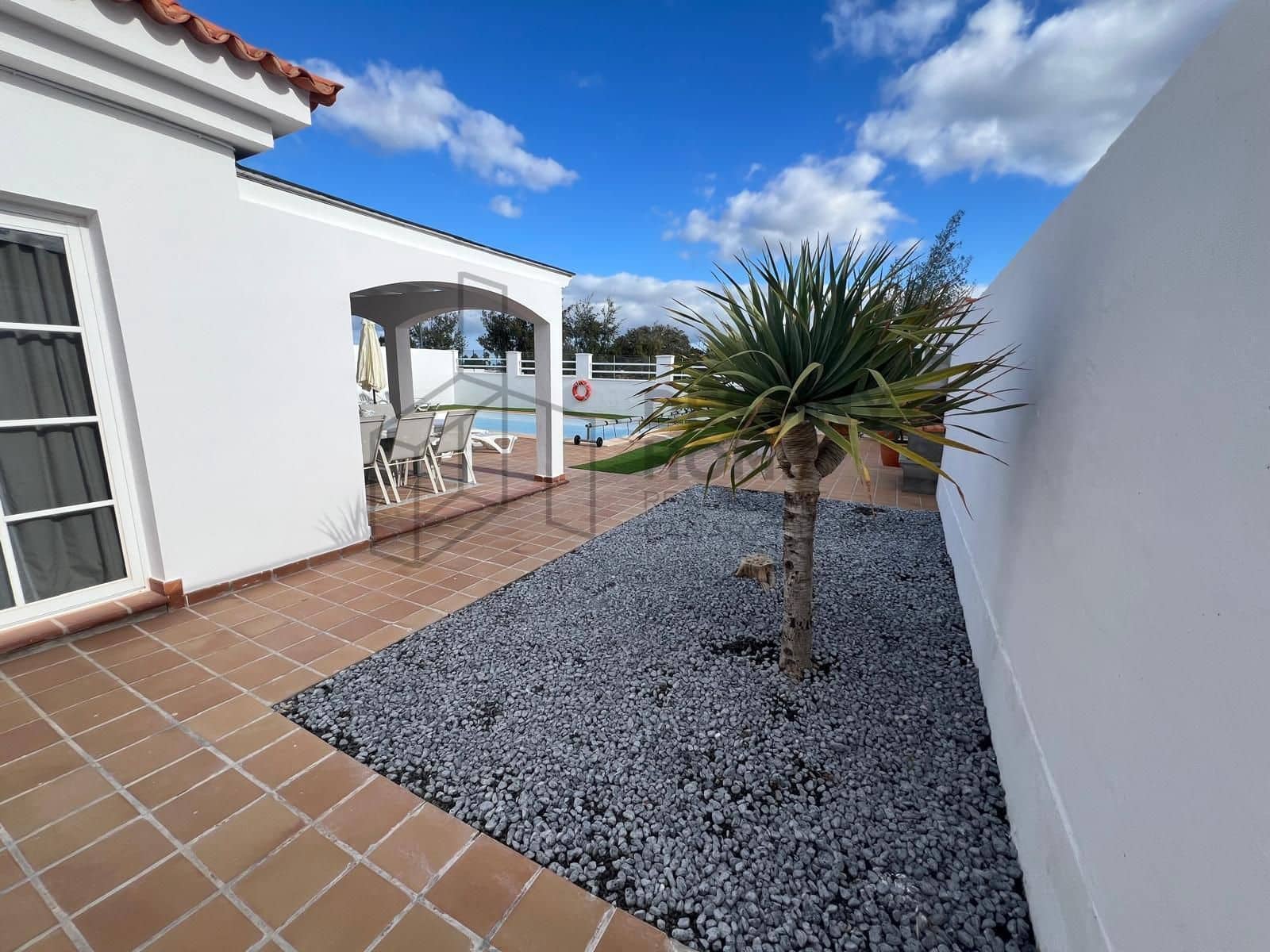 4 makuuhuone Huvila myytävänä paikassa Caleta de Fuste mukana uima-altaan 
autotalli - 595 000 € (Ref: 9530104)