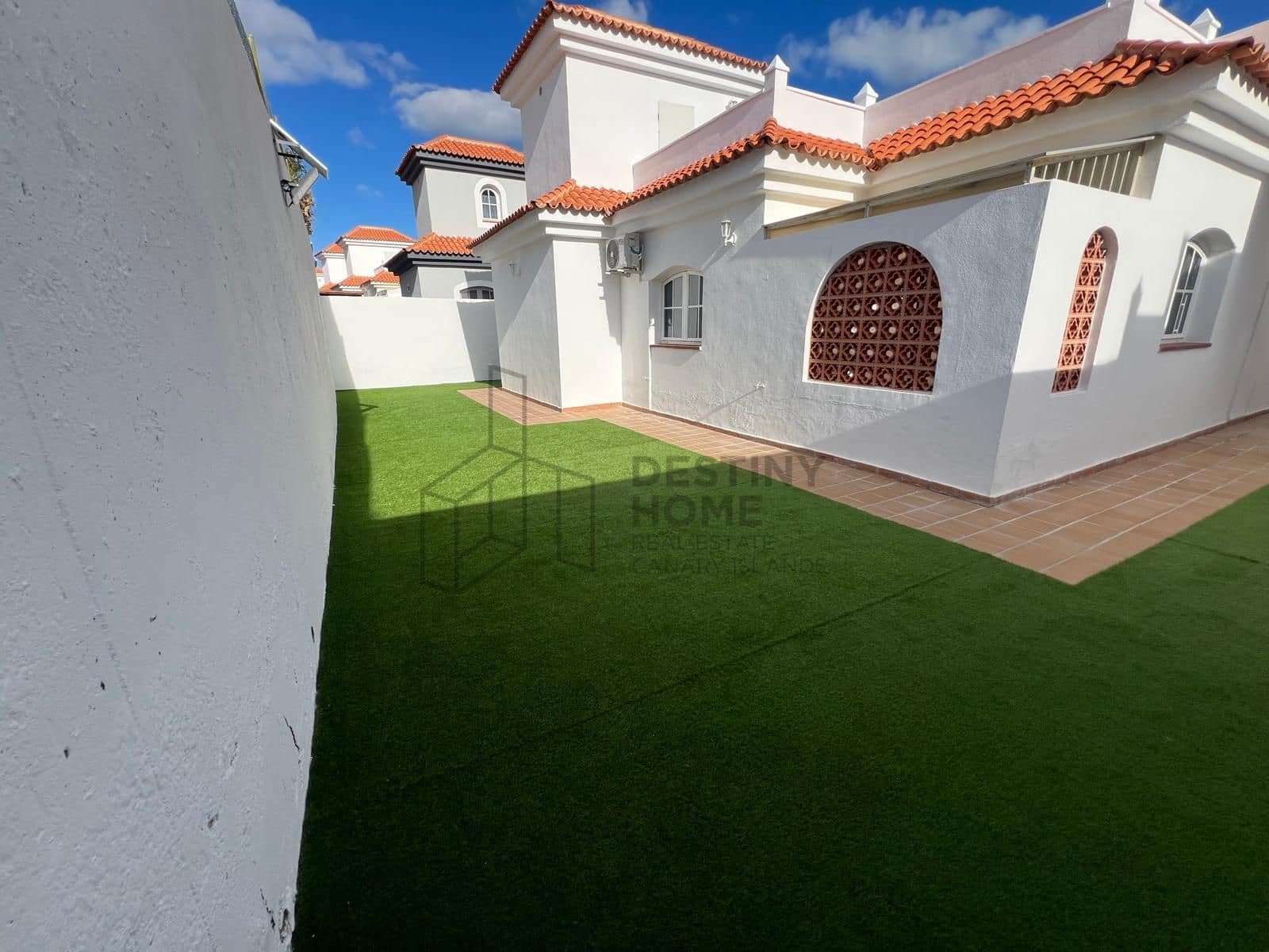 4 makuuhuone Huvila myytävänä paikassa Caleta de Fuste mukana uima-altaan 
autotalli - 595 000 € (Ref: 9530104)