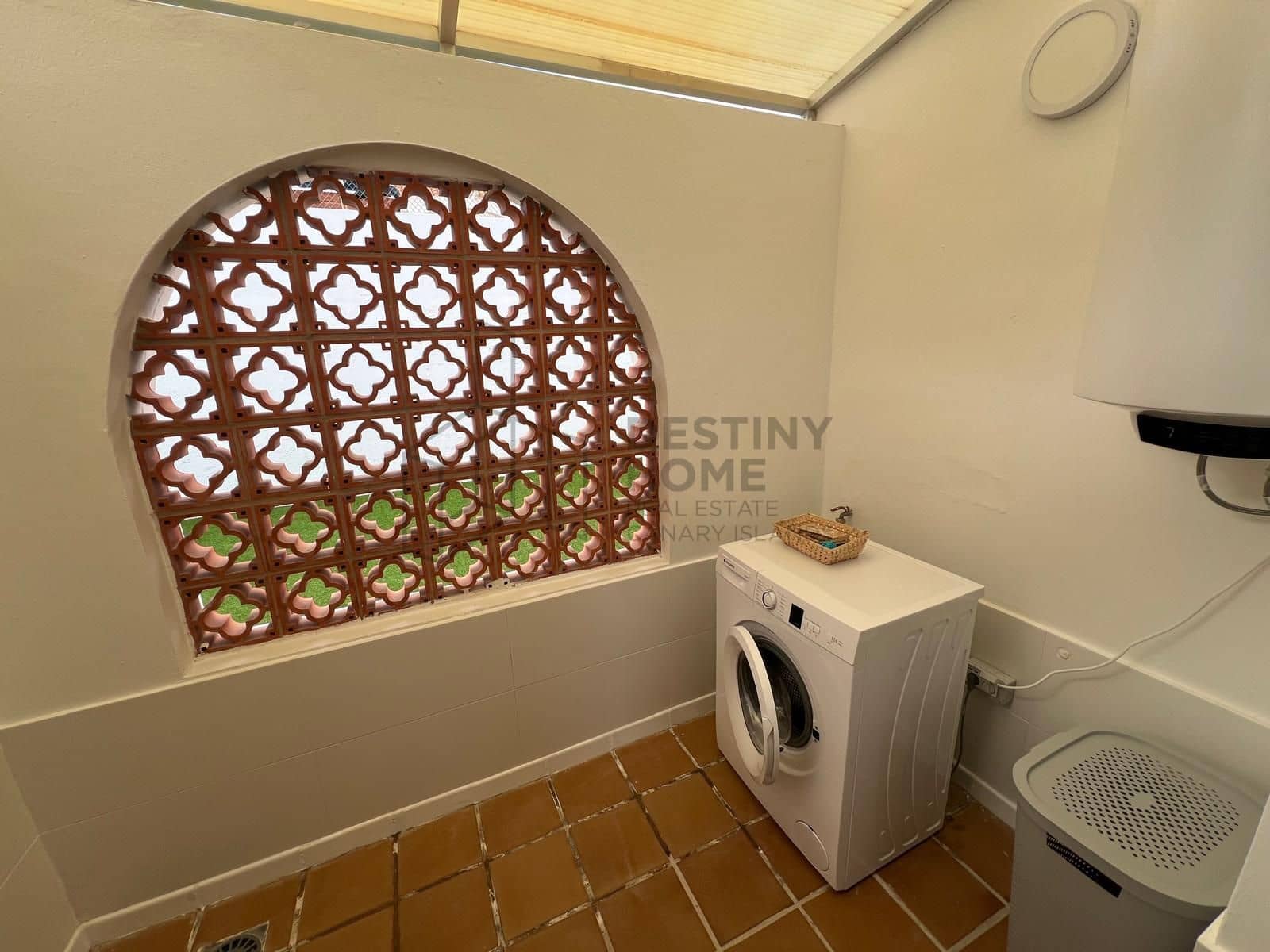 4 makuuhuone Huvila myytävänä paikassa Caleta de Fuste mukana uima-altaan 
autotalli - 595 000 € (Ref: 9530104)