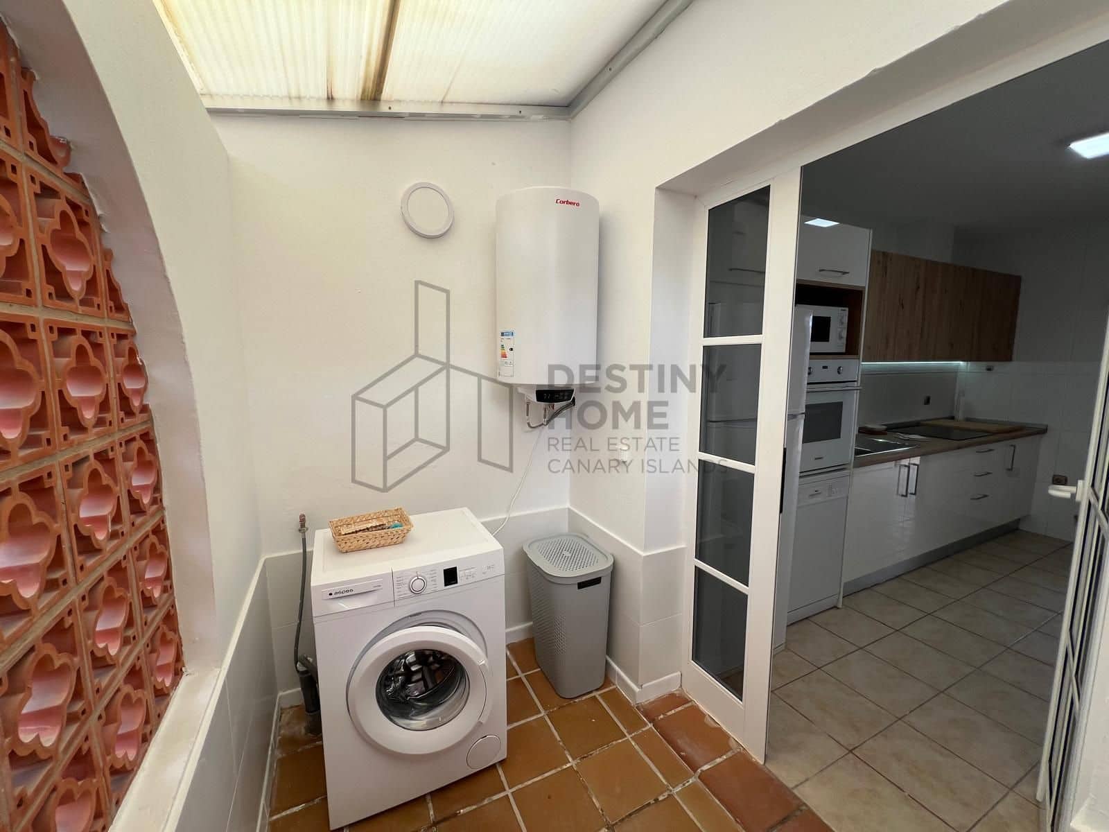 4 makuuhuone Huvila myytävänä paikassa Caleta de Fuste mukana uima-altaan 
autotalli - 595 000 € (Ref: 9530104)