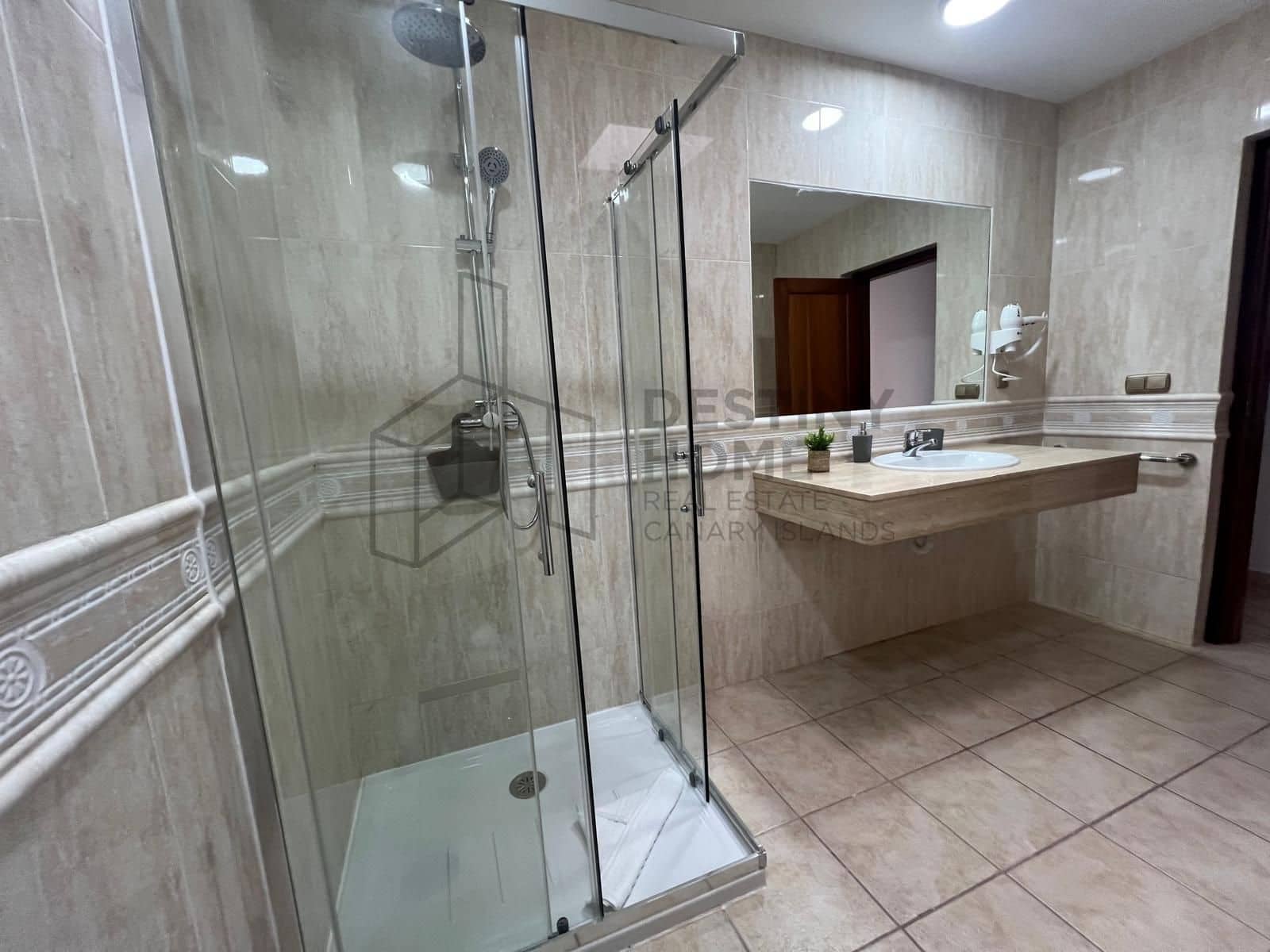 4 makuuhuone Huvila myytävänä paikassa Caleta de Fuste mukana uima-altaan 
autotalli - 595 000 € (Ref: 9530104)