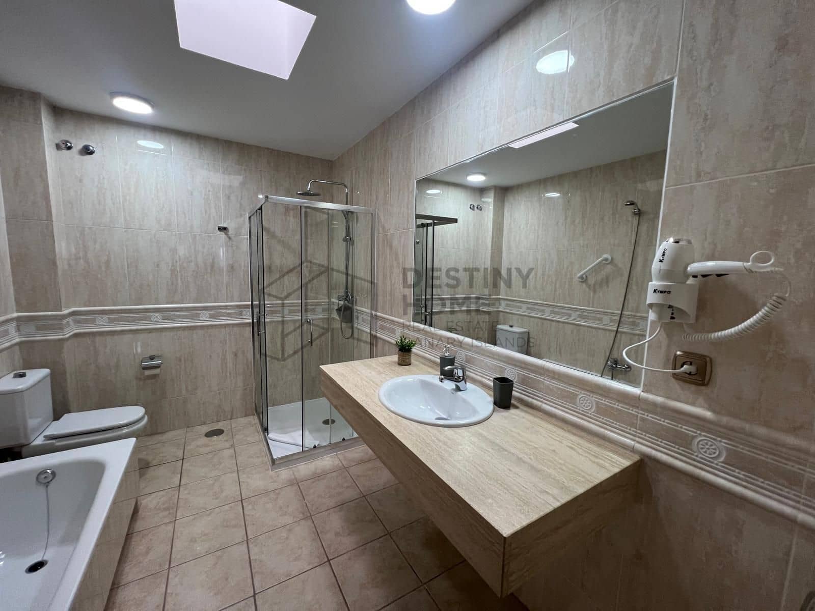 4 makuuhuone Huvila myytävänä paikassa Caleta de Fuste mukana uima-altaan 
autotalli - 595 000 € (Ref: 9530104)