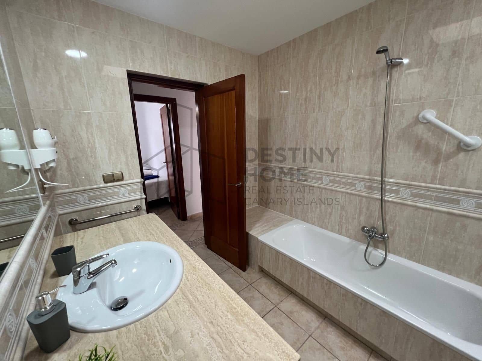 4 makuuhuone Huvila myytävänä paikassa Caleta de Fuste mukana uima-altaan 
autotalli - 595 000 € (Ref: 9530104)