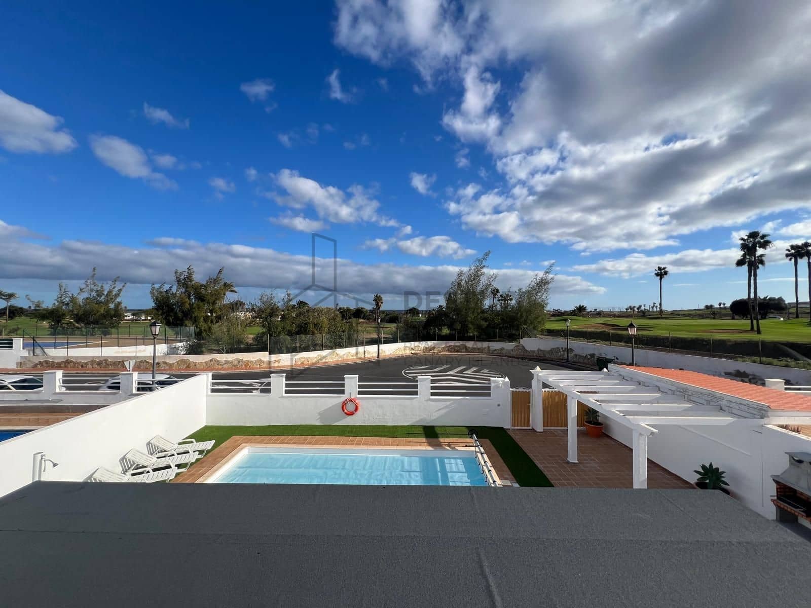 4 makuuhuone Huvila myytävänä paikassa Caleta de Fuste mukana uima-altaan 
autotalli - 595 000 € (Ref: 9530104)