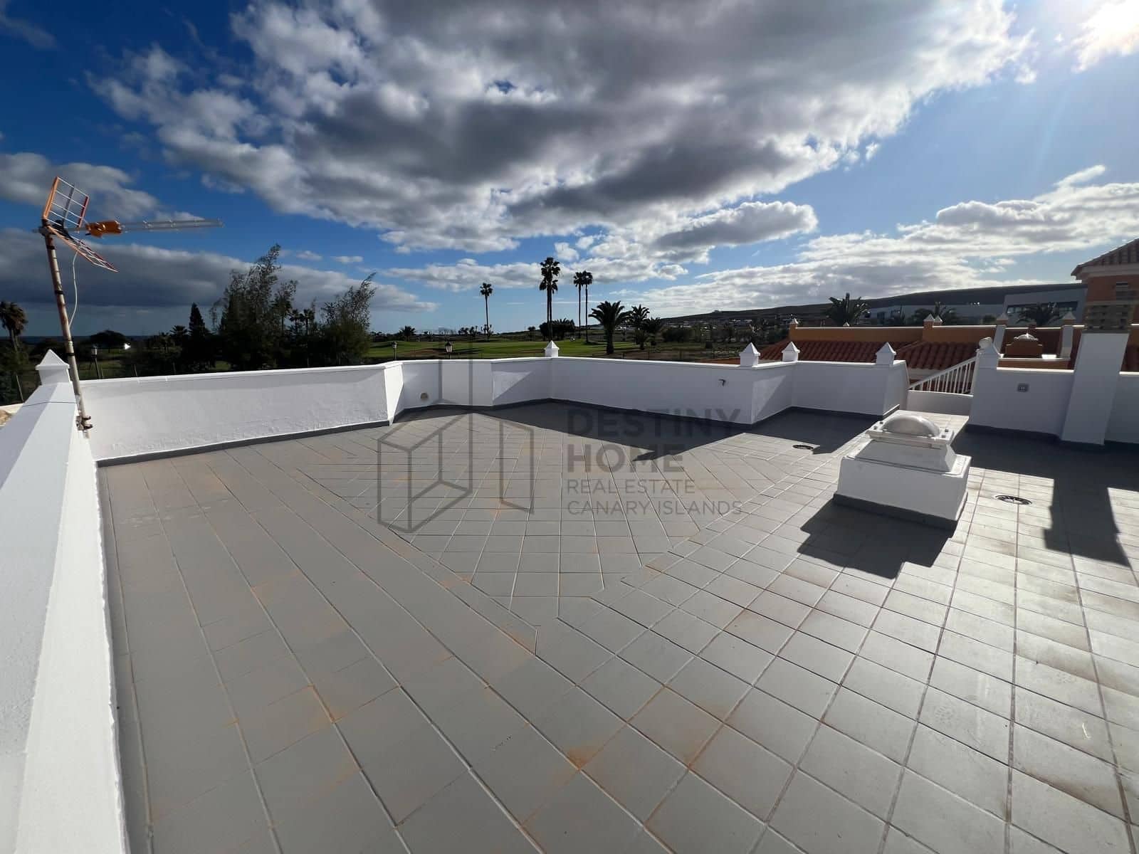 4 makuuhuone Huvila myytävänä paikassa Caleta de Fuste mukana uima-altaan 
autotalli - 595 000 € (Ref: 9530104)