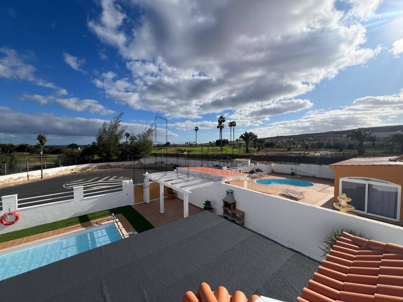 4 makuuhuone Huvila myytävänä paikassa Caleta de Fuste mukana uima-altaan 
autotalli - 595 000 € (Ref: 9530104)