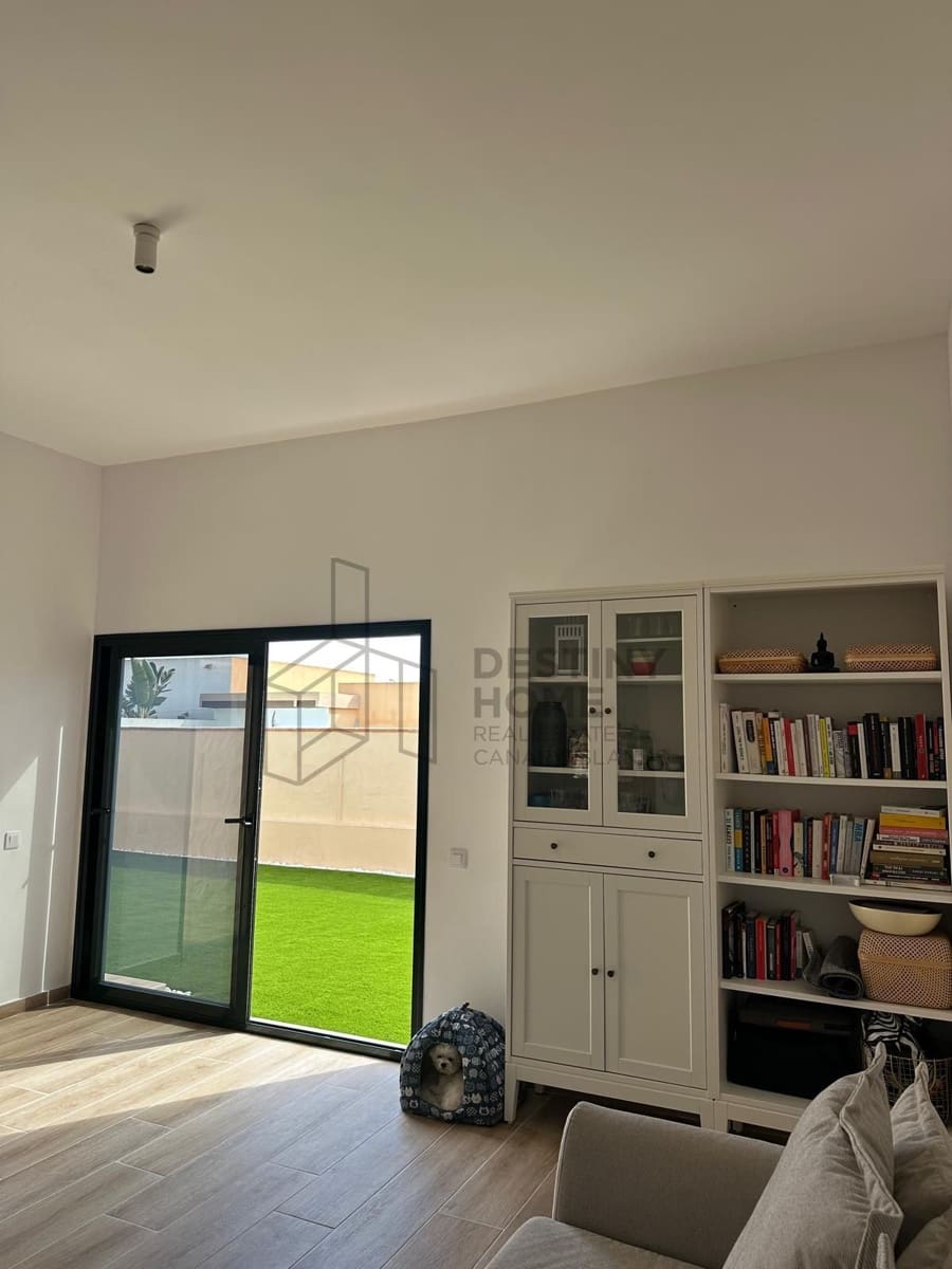 2 bedroom Villa for sale in Corralejo with garage - € 309,000 (Ref: 9594745)