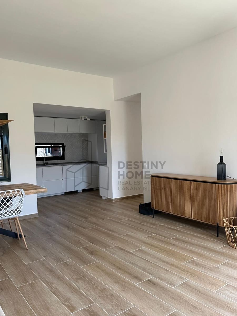 2 bedroom Villa for sale in Corralejo with garage - € 309,000 (Ref: 9594745)