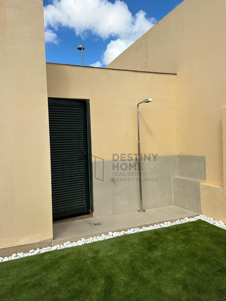 2 bedroom Villa for sale in Corralejo with garage - € 309,000 (Ref: 9594745)