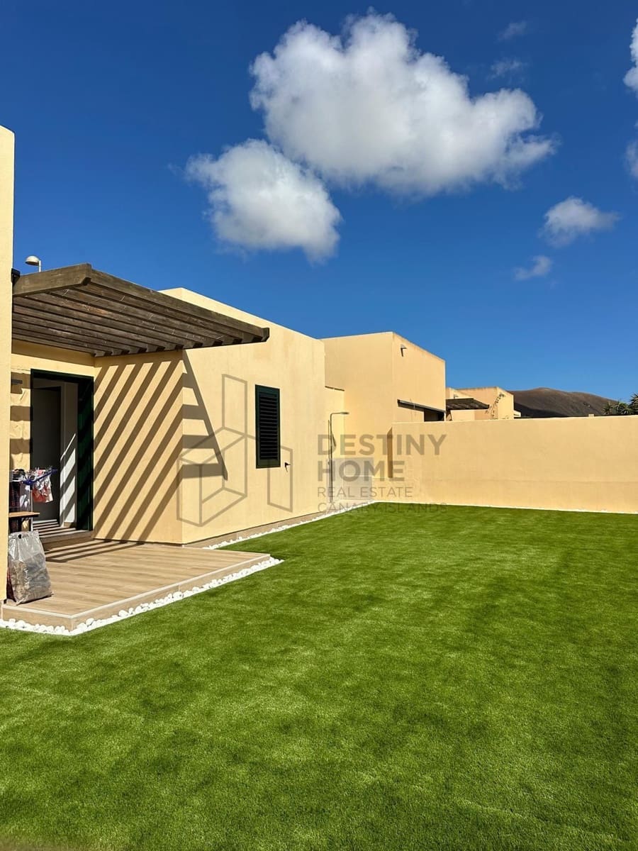 2 bedroom Villa for sale in Corralejo with garage - € 309,000 (Ref: 9594745)