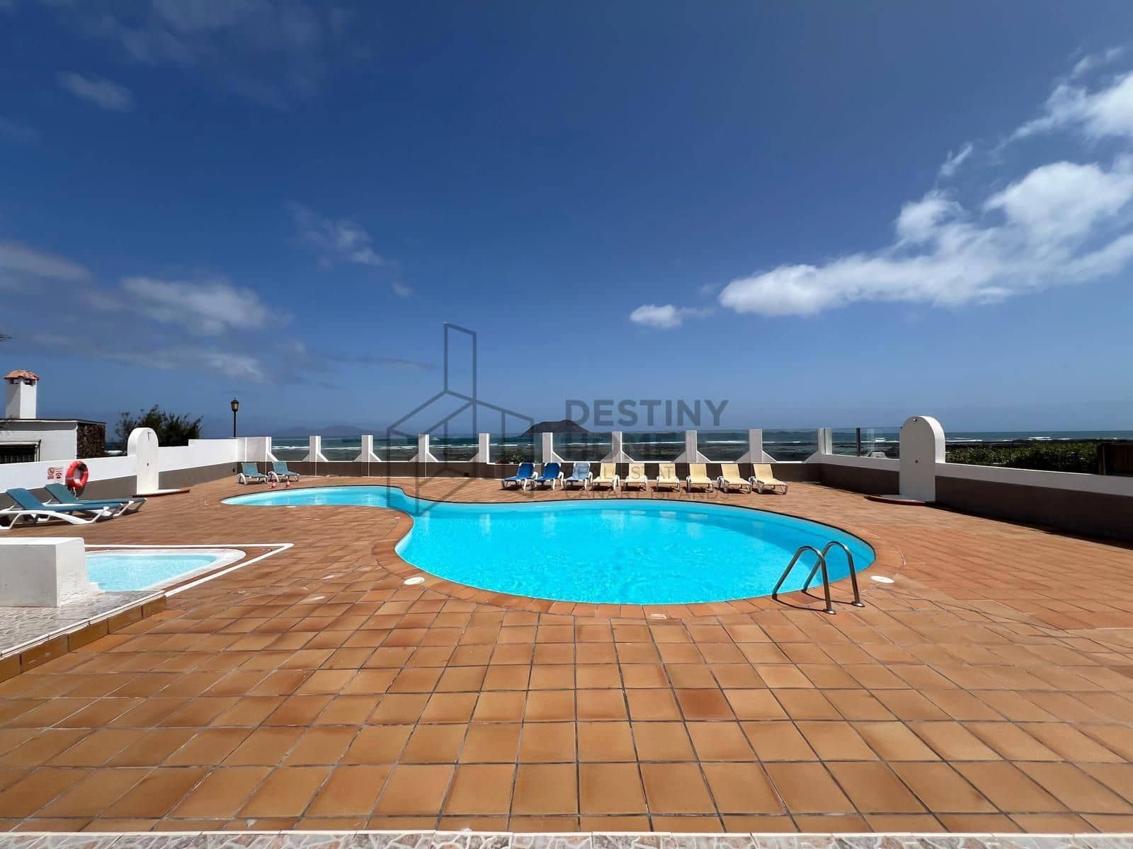 2 makuuhuone Huvila myytävänä paikassa Corralejo mukana uima-altaan - 545 000 € (Ref: 9607556)