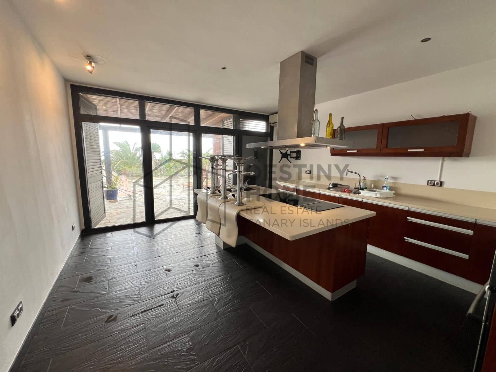 5 bedroom Villa for sale in Puerto del Rosario with pool garage - € 710,000 (Ref: 9651682)