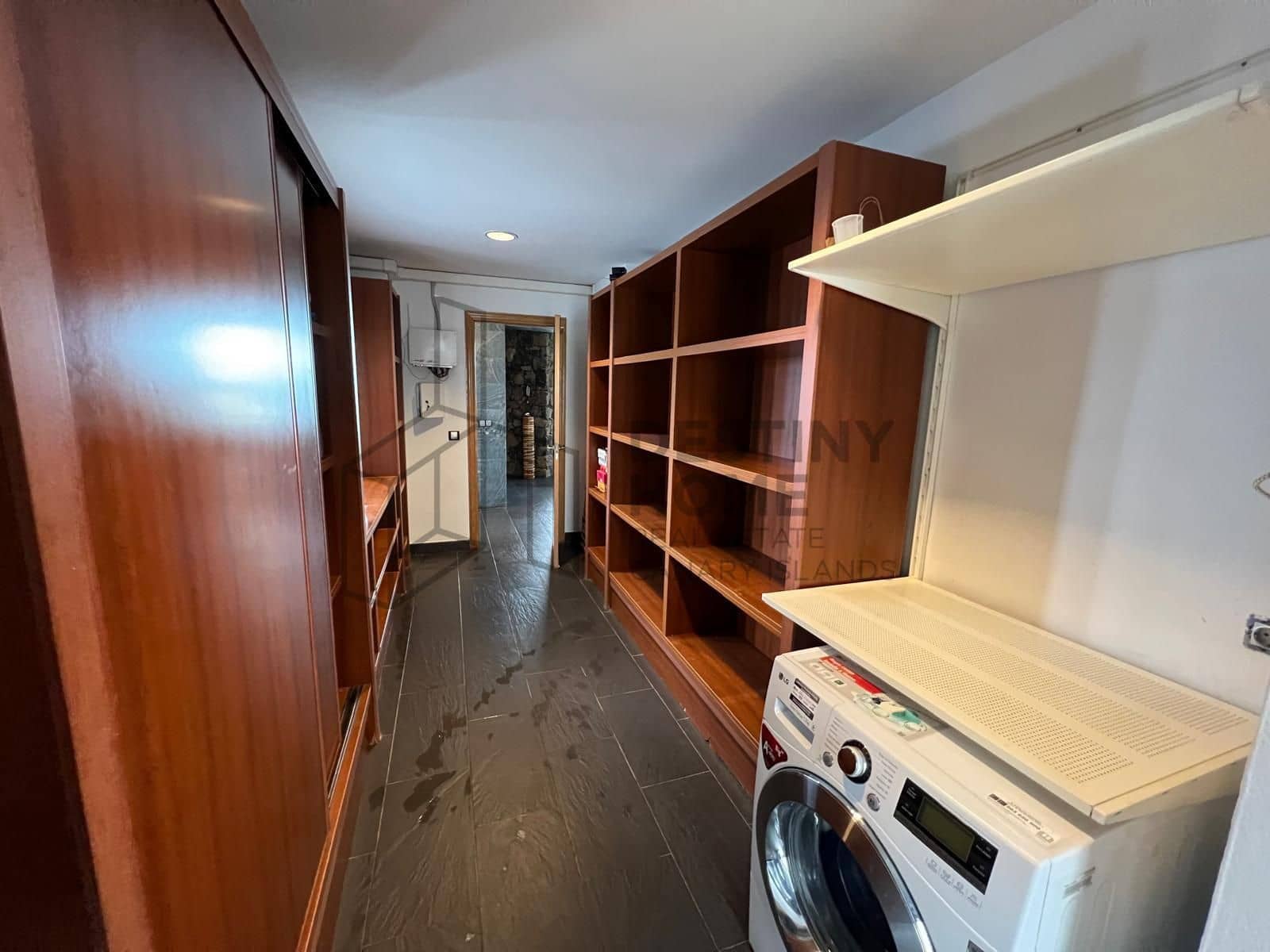 5 bedroom Villa for sale in Puerto del Rosario with pool garage - € 710,000 (Ref: 9651682)