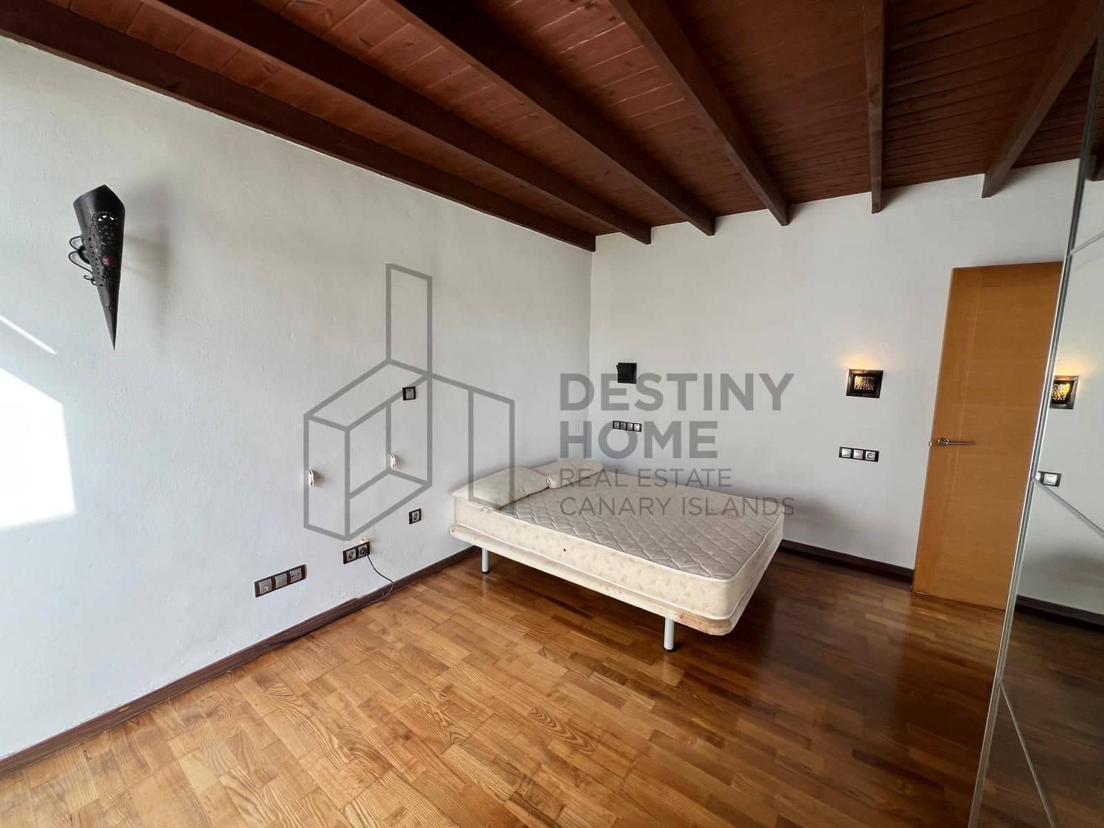 5 bedroom Villa for sale in Puerto del Rosario with pool garage - € 710,000 (Ref: 9651682)