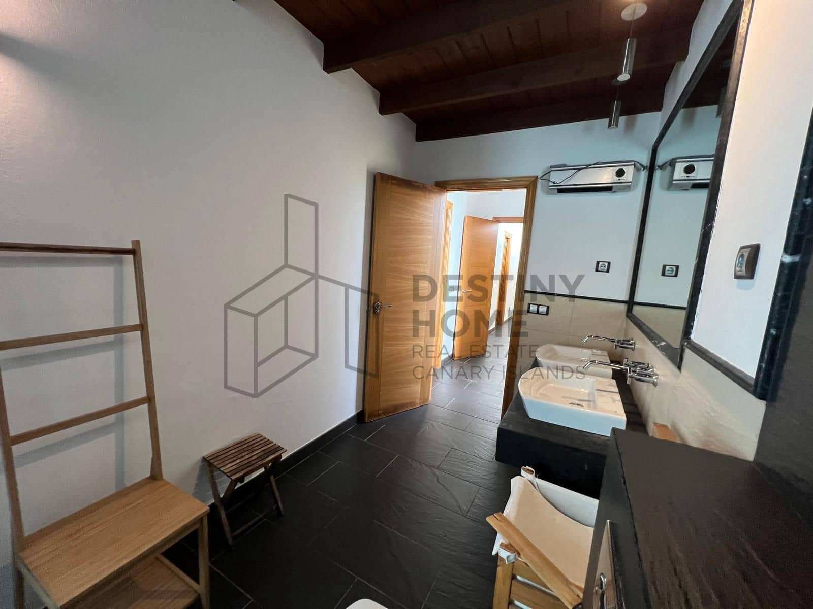 5 bedroom Villa for sale in Puerto del Rosario with pool garage - € 710,000 (Ref: 9651682)