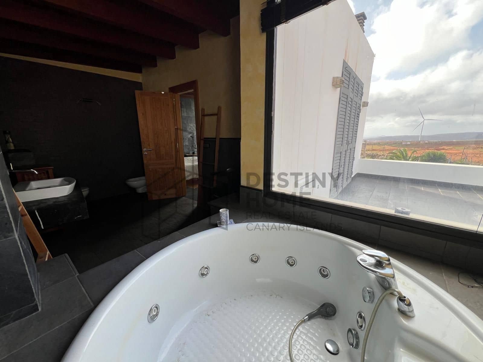 5 bedroom Villa for sale in Puerto del Rosario with pool garage - € 710,000 (Ref: 9651682)