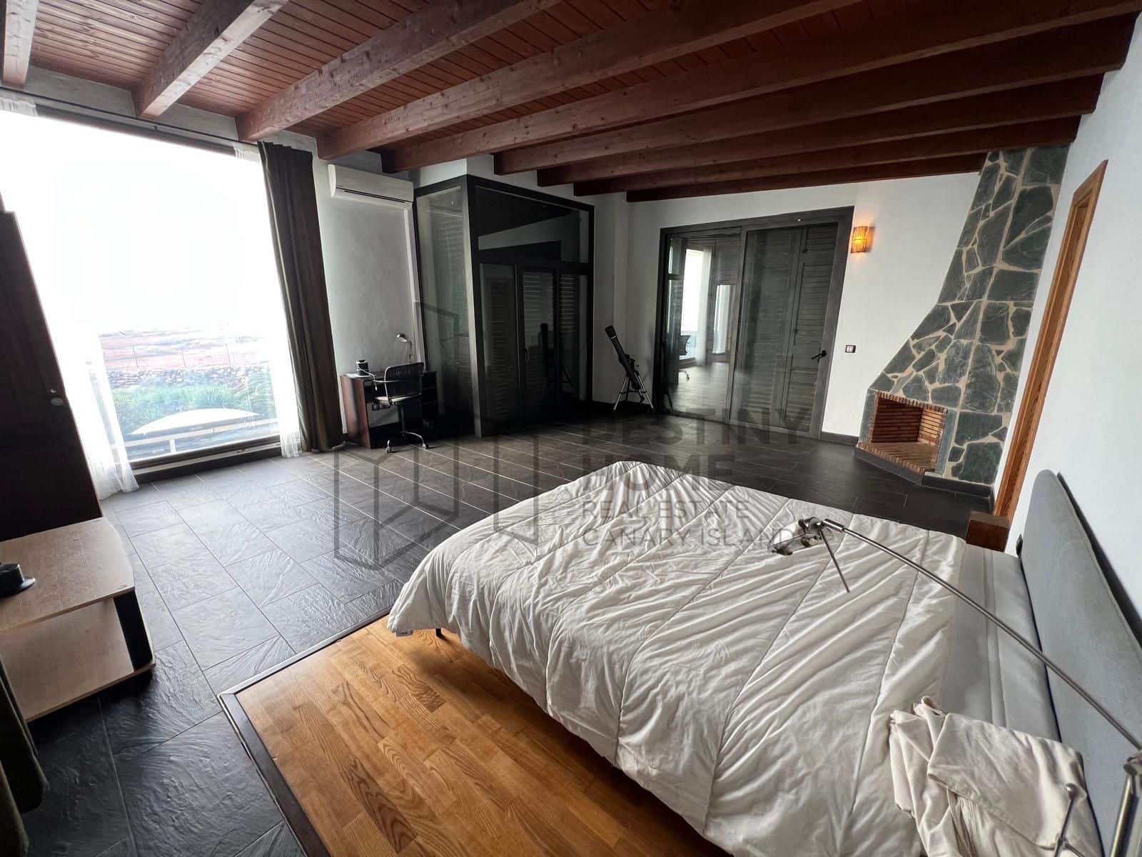 5 bedroom Villa for sale in Puerto del Rosario with pool garage - € 710,000 (Ref: 9651682)