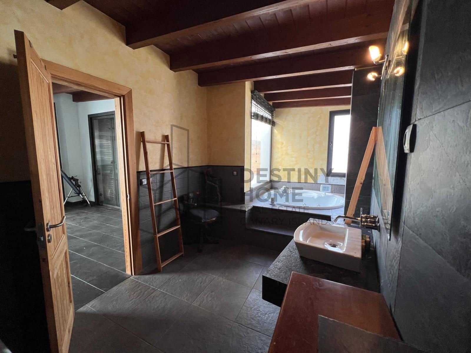 5 bedroom Villa for sale in Puerto del Rosario with pool garage - € 710,000 (Ref: 9651682)