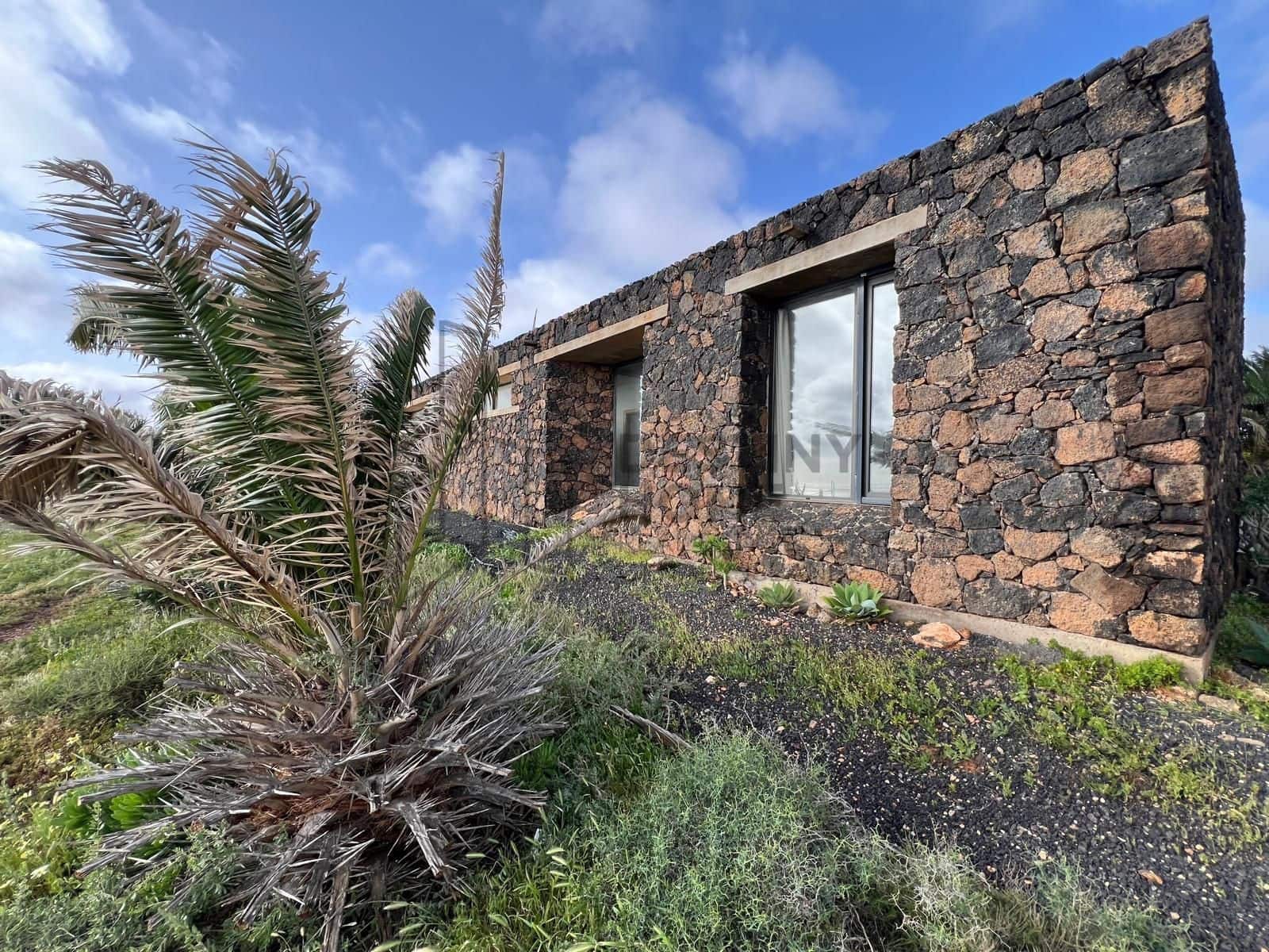 5 bedroom Villa for sale in Puerto del Rosario with pool garage - € 710,000 (Ref: 9651682)