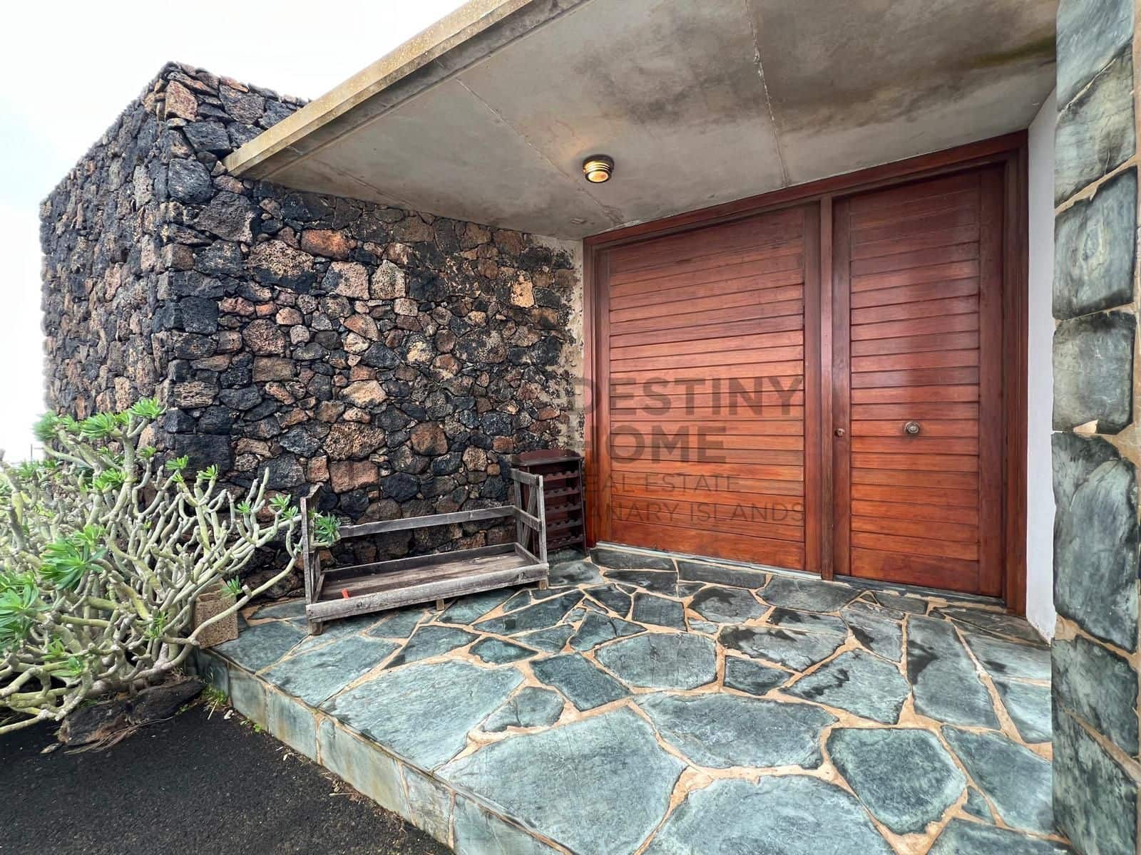 5 bedroom Villa for sale in Puerto del Rosario with pool garage - € 710,000 (Ref: 9651682)