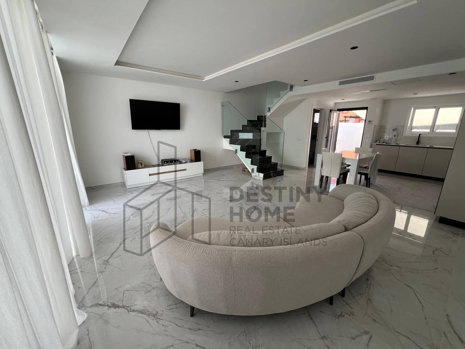 3 bedroom Semi-detached Villa for sale in Corralejo with pool garage - € 480,000 (Ref: 9658403)