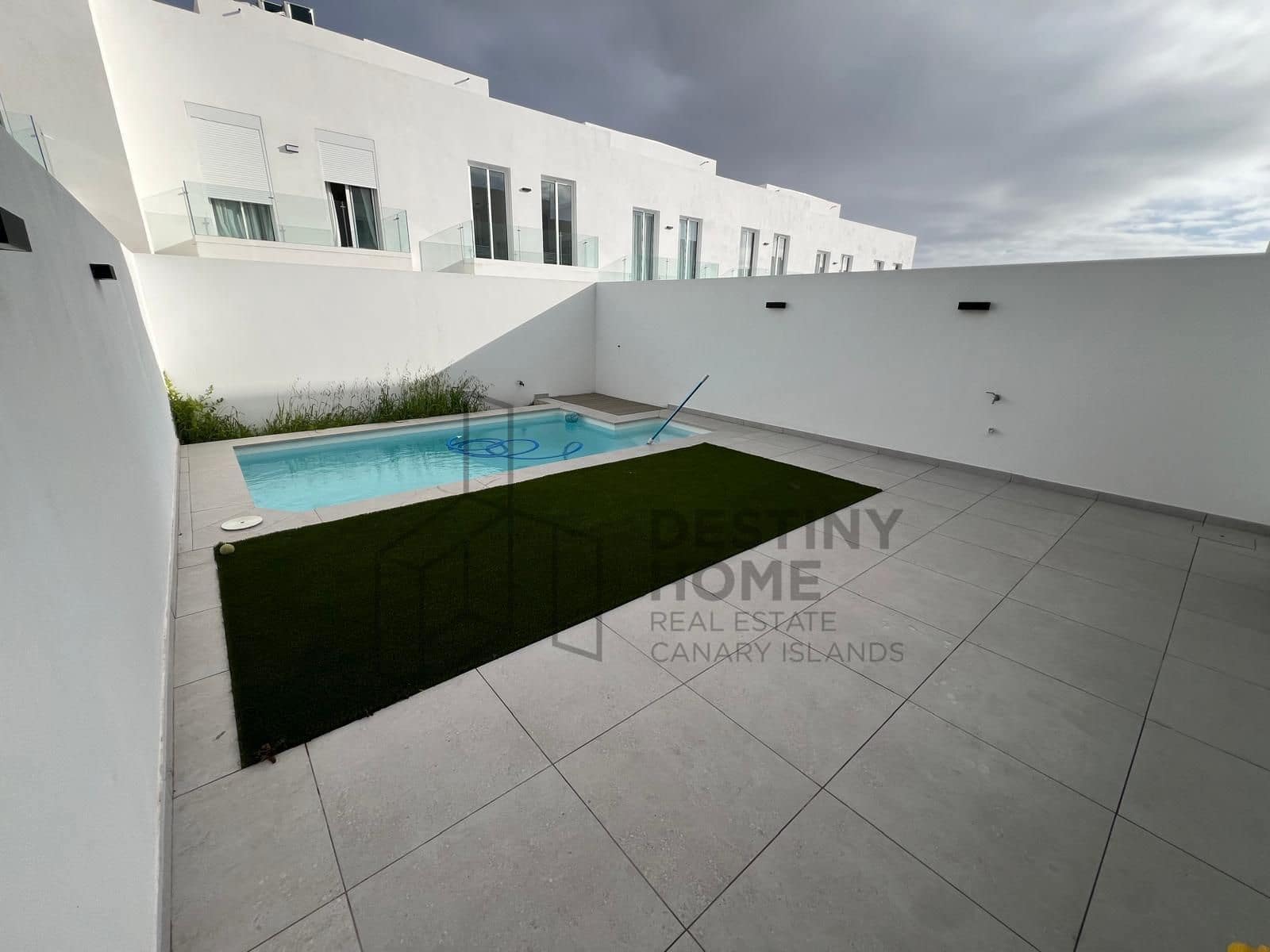 3 bedroom Semi-detached Villa for sale in Corralejo with pool garage - € 480,000 (Ref: 9658403)