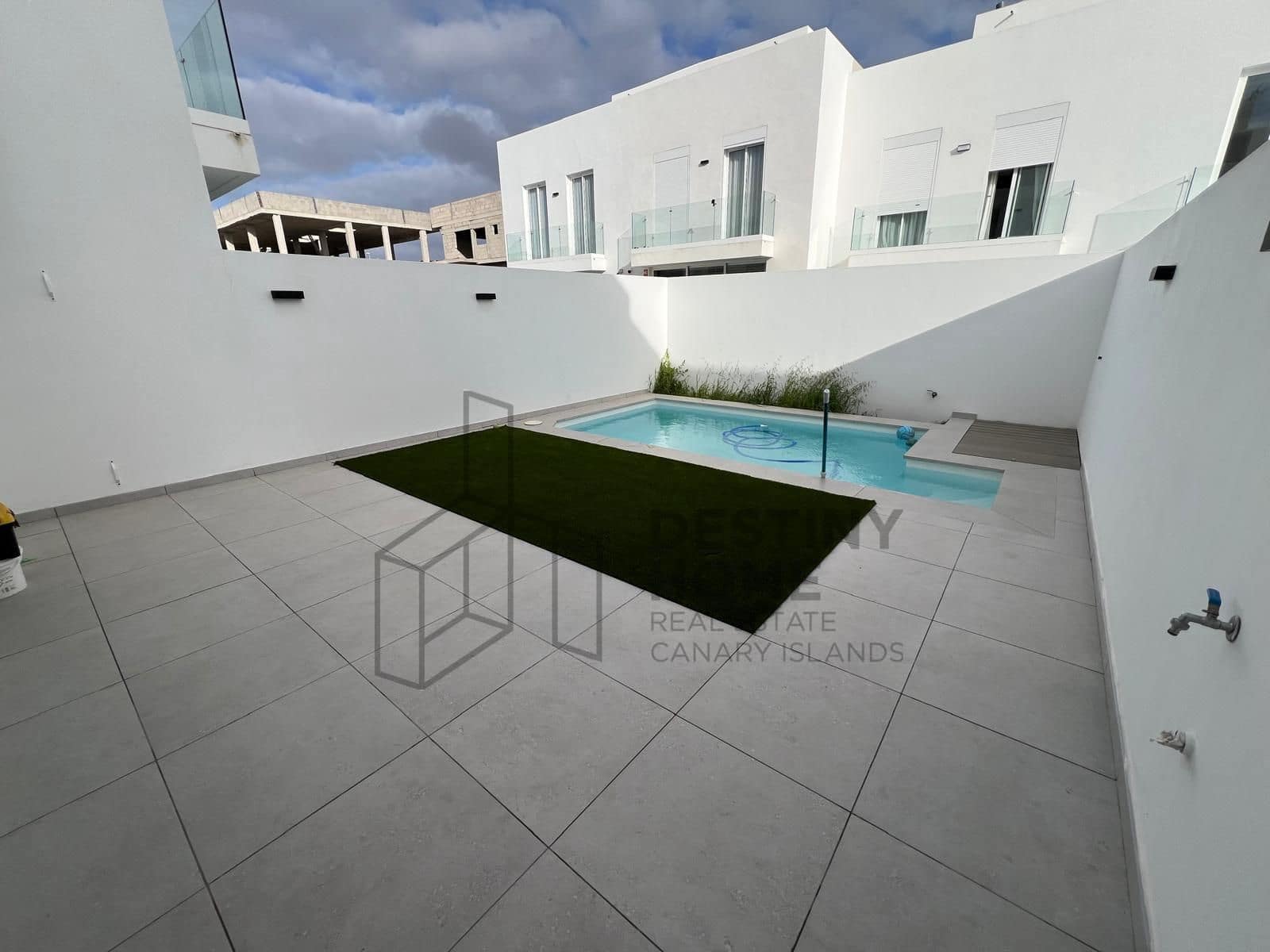 3 bedroom Semi-detached Villa for sale in Corralejo with pool garage - € 480,000 (Ref: 9658403)